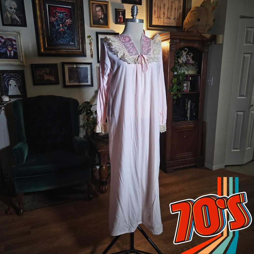 Vintage 70s Erica Loren Pink Lace Trim Long‎ Sleeve Maxi Nightgown Slipper Dress